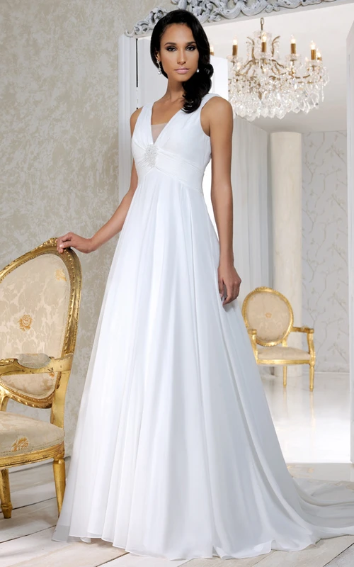 Robe de mariée simple en mousseline plissée, longue, style empire, col en V, avec traîne courte et dos en V