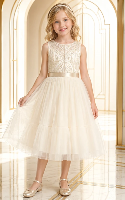 Vestido de niña de flores color marfil, sin mangas, largo hasta la rodilla, corte en A, con bordado geométrico de cuentas, cinturilla de satén y falda de tul escalonada.