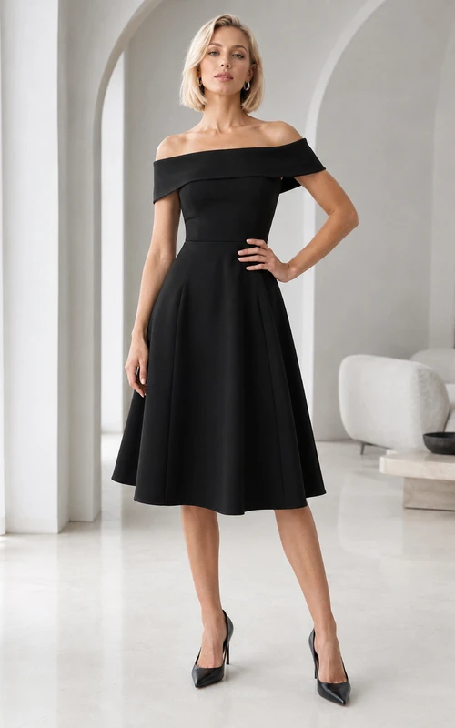 Vestido de cóctel negro de satén con escote doblado, manga corta, cintura natural y corte entallado y falda acampanada, largo hasta la rodilla.