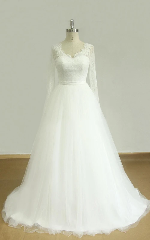 Robe longue en tulle, dentelle et satin à col en V et manches longues, ornée de perles