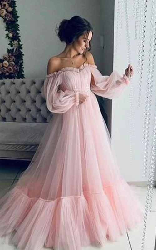 Vestido fluido de tul color rosa empolvado con mangas largas abullonadas y escote Bardot.