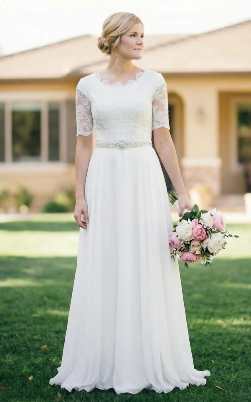 Robe de mariée fourreau en dentelle à manches courtes ornée de perles