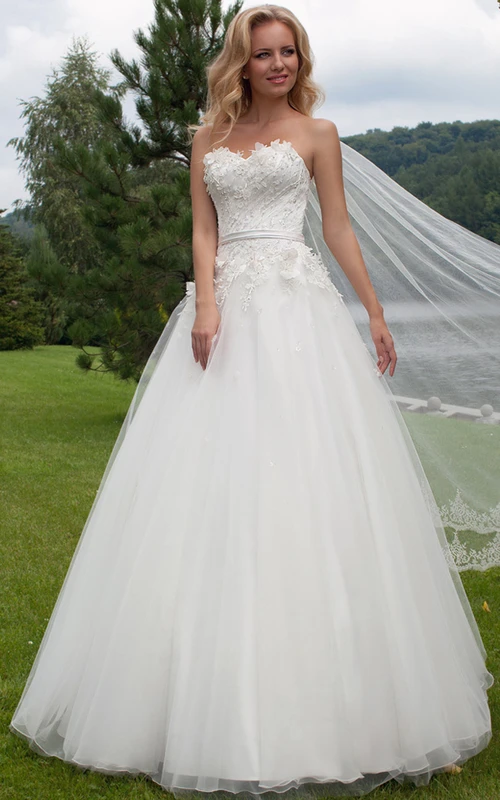 Ärmelloses A-Linien-Hochzeitskleid aus floralem Tüll mit Herzausschnitt