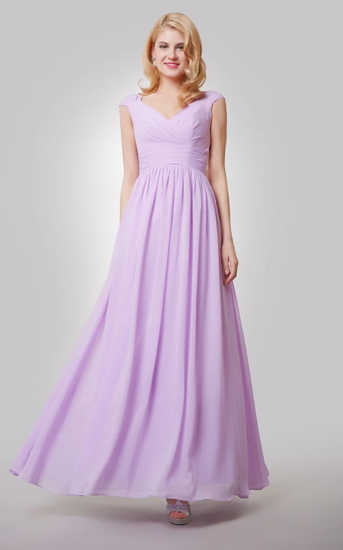 Chiffonkleid mit kurzen Ärmeln, V-Ausschnitt, Falten, Raffungen und Schleife am Rücken