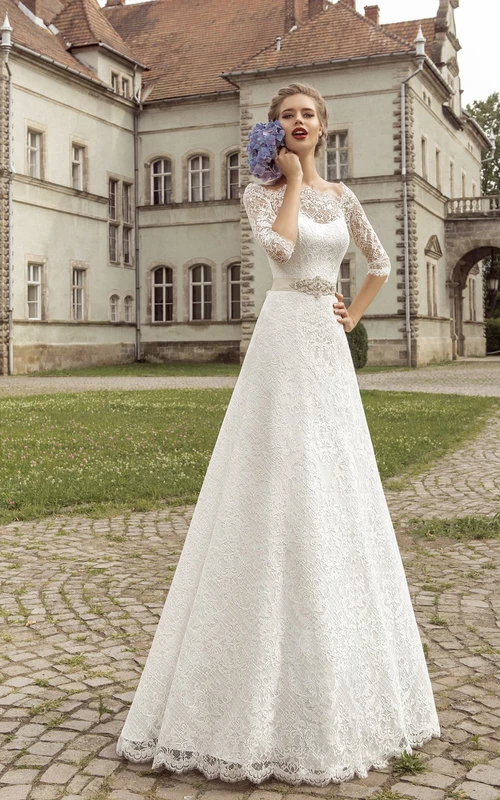 Robe longue trapèze à lacets, encolure festonnée, manches mi-longues et lacets ornée de cristaux