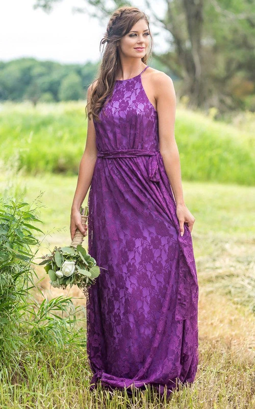 Bodenlanges Brautjungfernkleid aus Spitze mit Neckholder und Schleife