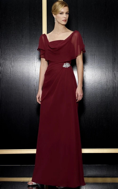 Vestido largo de gasa con cuello drapeado, mangas cortas y broche, con espalda en V baja.