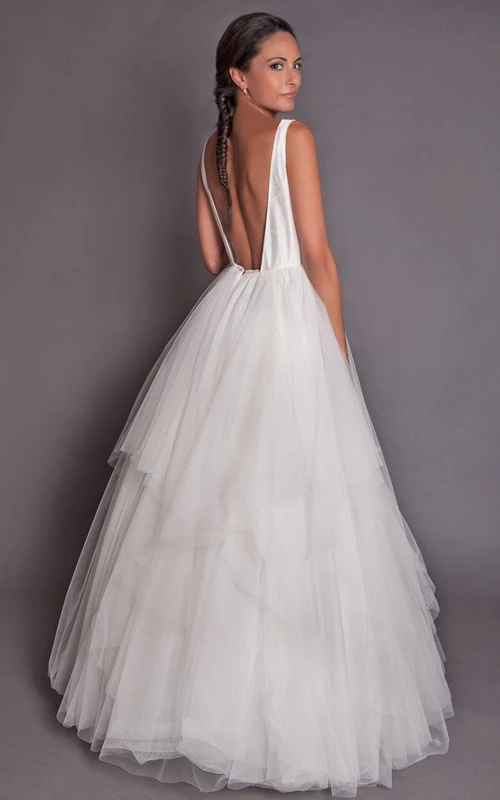 Vestido de tul de corte A con cuello alto, sin mangas y capas.