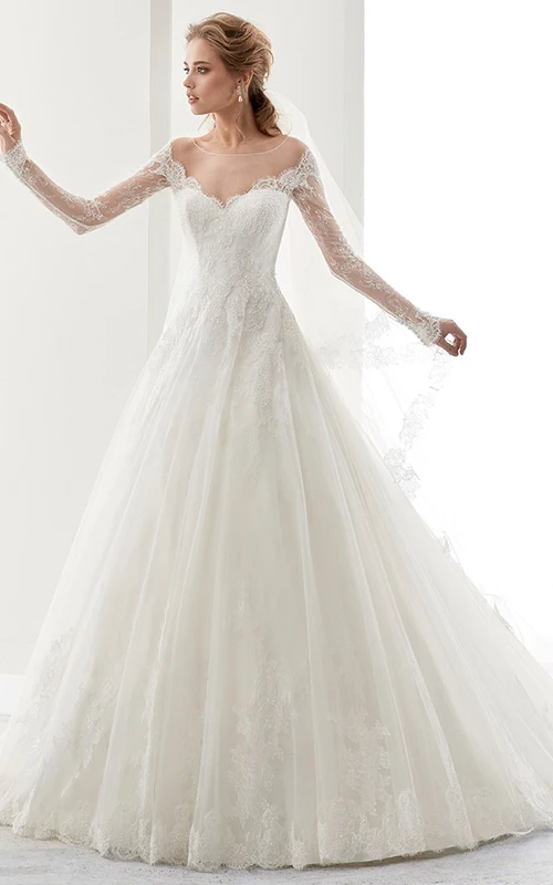 Elegante vestido de novia de corte A con mangas largas, cola de cepillo y diseño etéreo.
