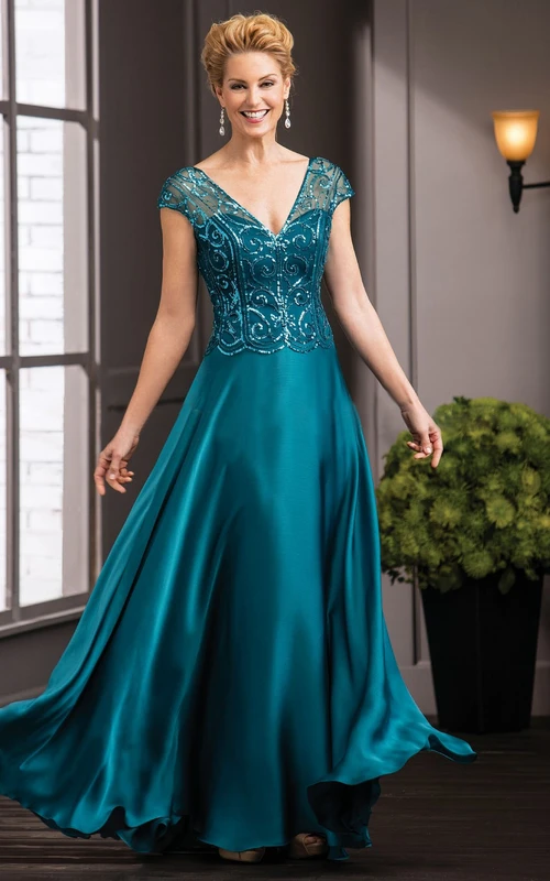 Vestido de madrina con mangas cortas, escote en V, lentejuelas y espalda en V.