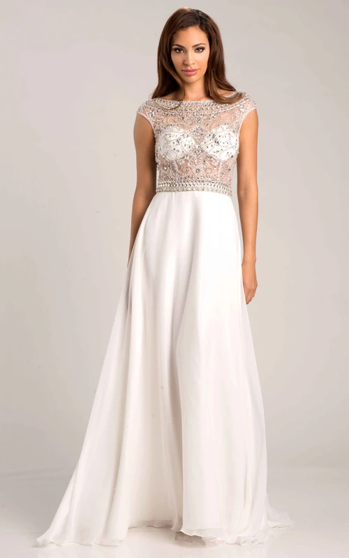 Vestido de fiesta de gasa con escote barco, mangas cortas y corte en A, con corpiño adornado con joyas.