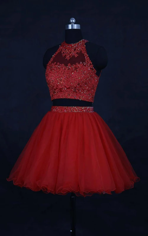Robe courte en organza à col montant ornée de perles
