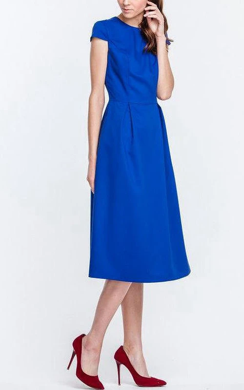 Robe simple en satin à col montant et manches courtes, coupe trapèze, longueur genou, col montant