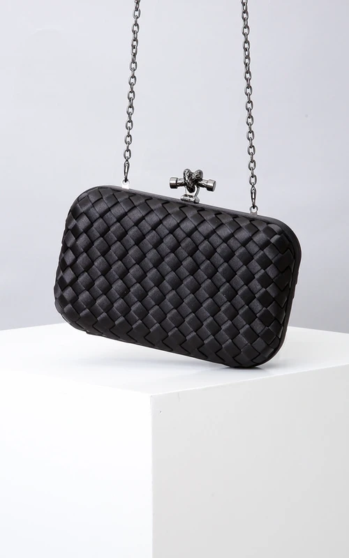 Gewebte Satin-Clutch mit Verschluss oben