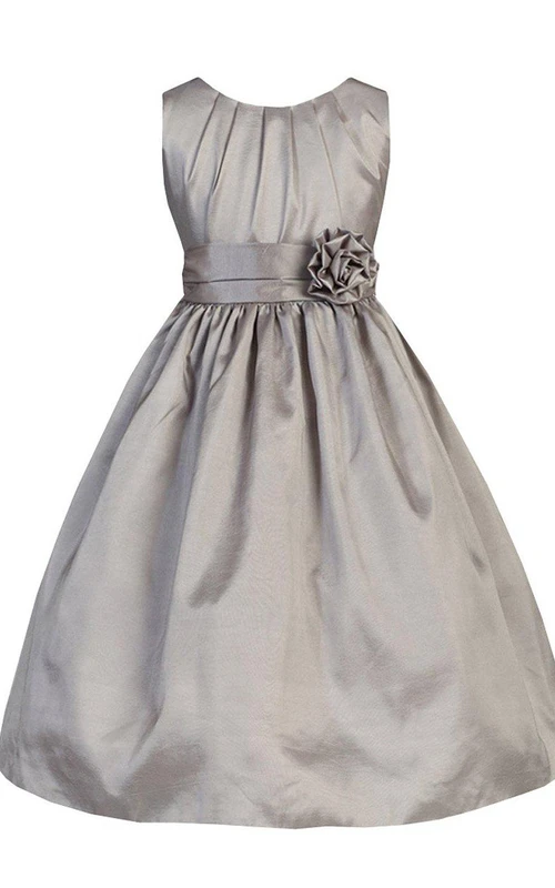 Robe sans manches trapèze plissée en taffetas ornée de fleurs