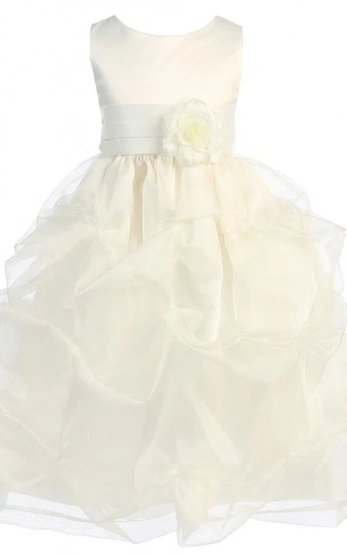Robe trapèze sans manches à volants, ornée d'une fleur et d'un nœud.