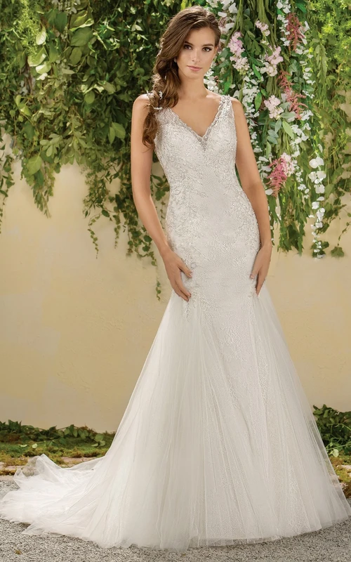 Robe de mariée sirène sans manches à col en V, dos nu plongeant en V et appliques