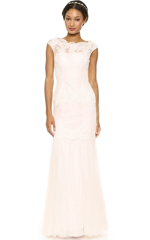 Vestido largo de encaje con escote barco y abertura en forma de ojo de cerradura.
