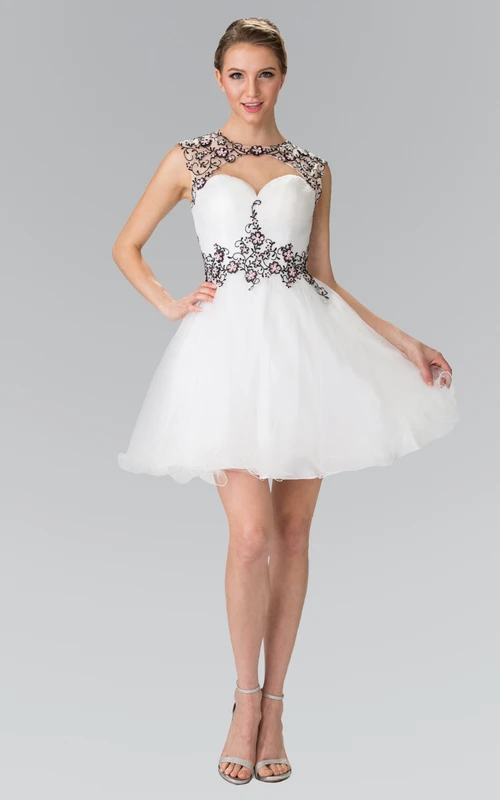 Vestido corto de tul satinado con escote joya, mangas cortas, escote tipo ojo de cerradura, fruncido y apliques.