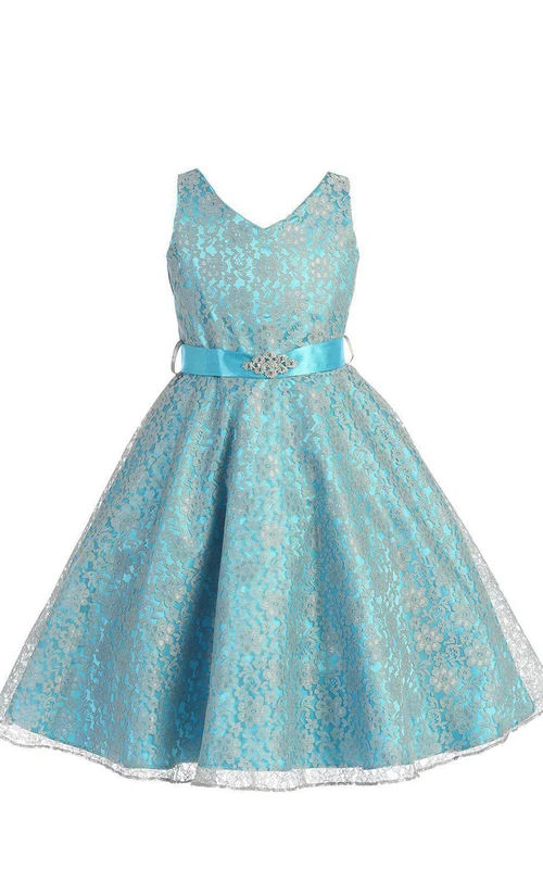 Robe trapèze sans manches à col en V ornée de perles et d'un nœud