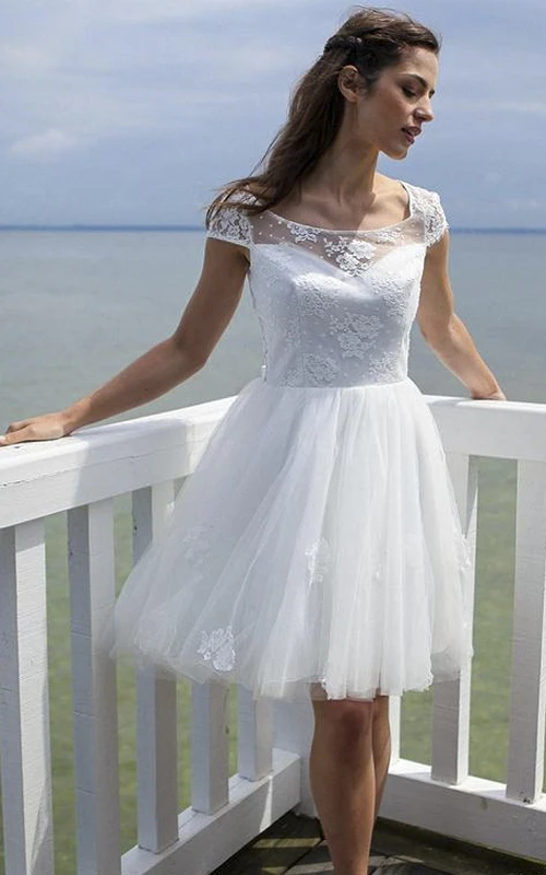 Niedliches, knielanges Tüllkleid mit Schlüssellochausschnitt und Illusionsspitze