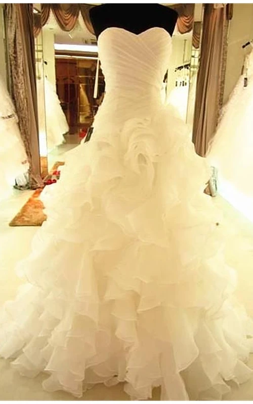 Vestido de novia sexy sin mangas con escote corazón, cordones y volantes.