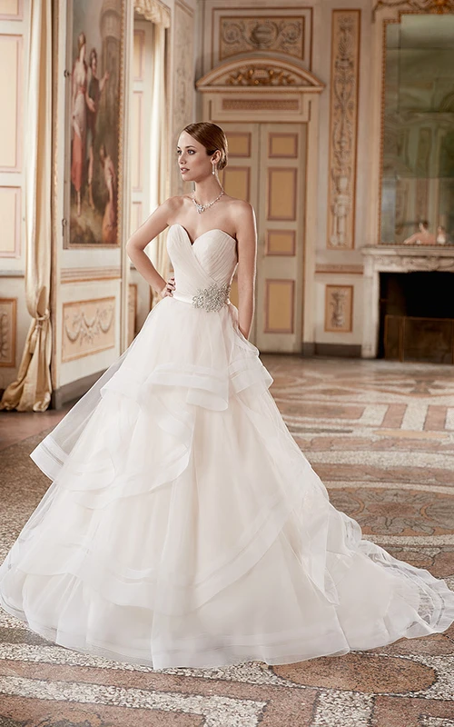 Robe de mariée en tulle à décolleté cœur et volants, style princesse