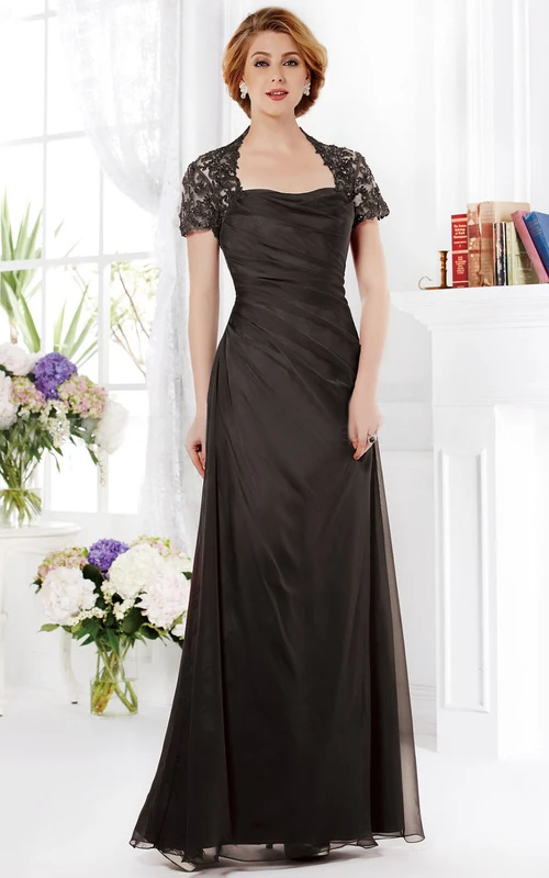 Kurzärmeliges, bodenlanges Brautmutterkleid mit Perlenstickerei und Rüschen