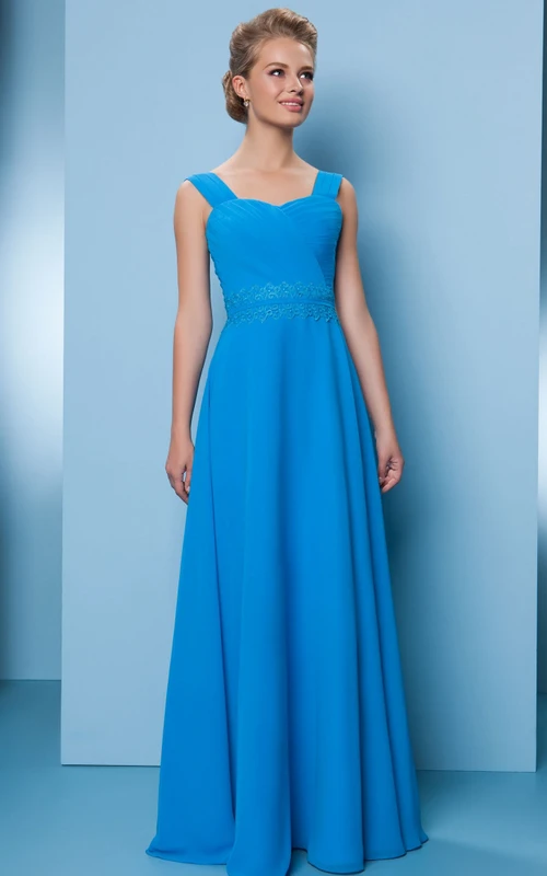Vestido de dama de honor de gasa sin mangas con tirantes fruncidos, apliques y cordones.