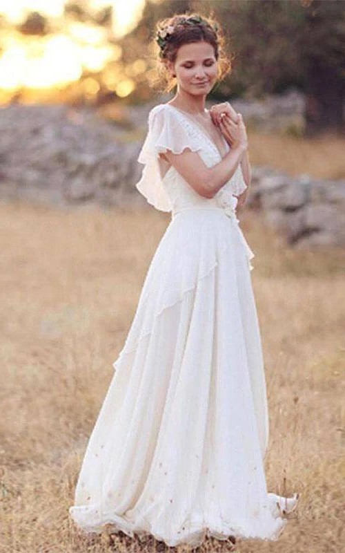 Robe de mariée bohème en mousseline, ornée de perles, décolleté plongeant en V, dos nu, manches transparentes et plis, avec col en V profond et broderies florales.