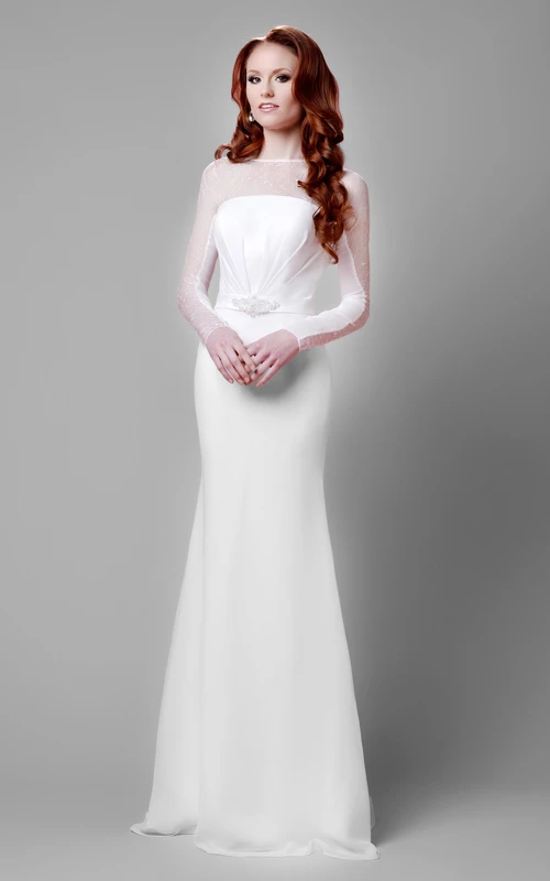 Vestido de novia de manga larga de encaje y gasa con espalda transparente y perlas.