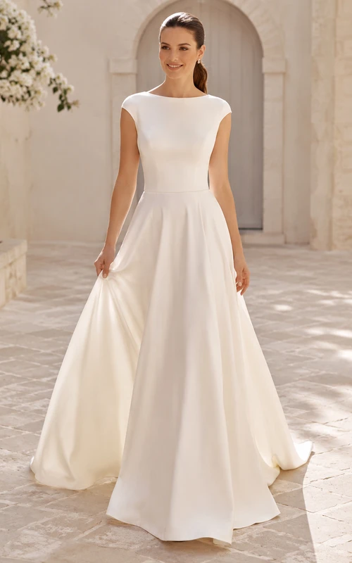 Robe de mariée minimaliste en satin, manches bateau, coupe trapèze, dos nu plongeant et traîne chapelle