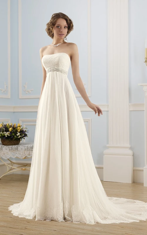 Vestido de corte A, largo hasta el suelo, sin tirantes, sin mangas, estilo imperio, con corsé en la espalda, encaje y tul, con adornos en la cintura y pliegues.