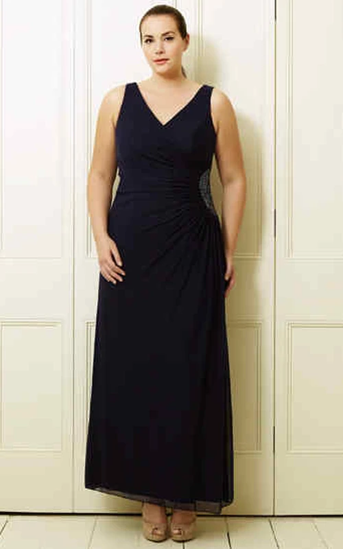Ärmelloses, knöchellanges Chiffon-Abendkleid in A-Linie mit V-Ausschnitt, seitlicher Drapierung und Perlenstickerei in Übergröße.