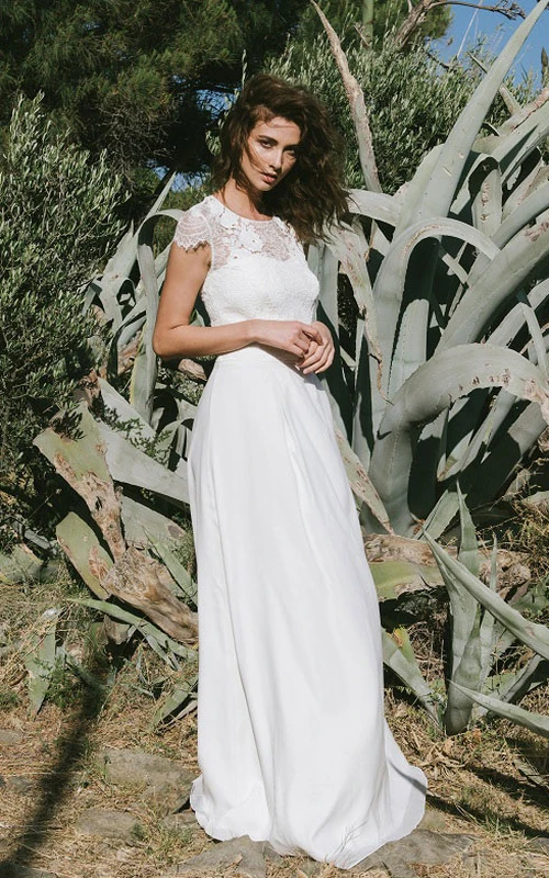 Vestido de novia sencillo con cola corta.