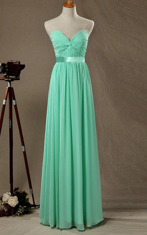 Vestido de gasa y satén con escote corazón y tirantes
