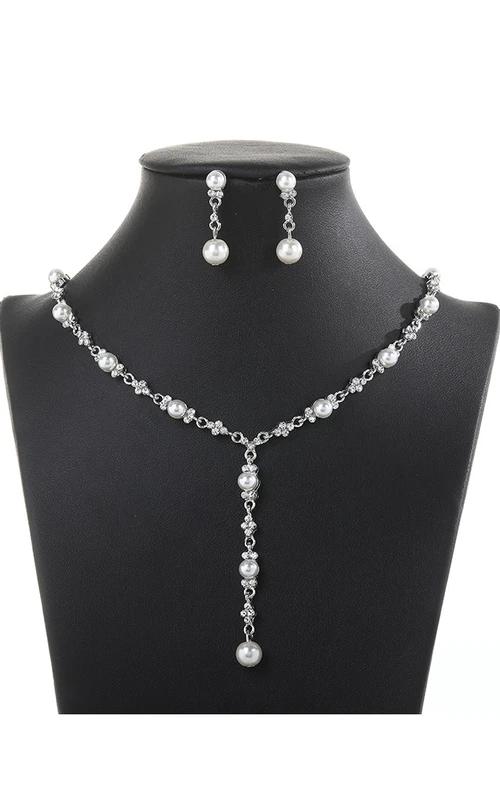 Elegantes Schmuckset aus Strass- und Perlenkette und Ohrringen