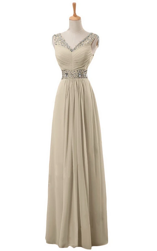 Vestido largo de gasa estilo imperio con escote en V y pedrería.