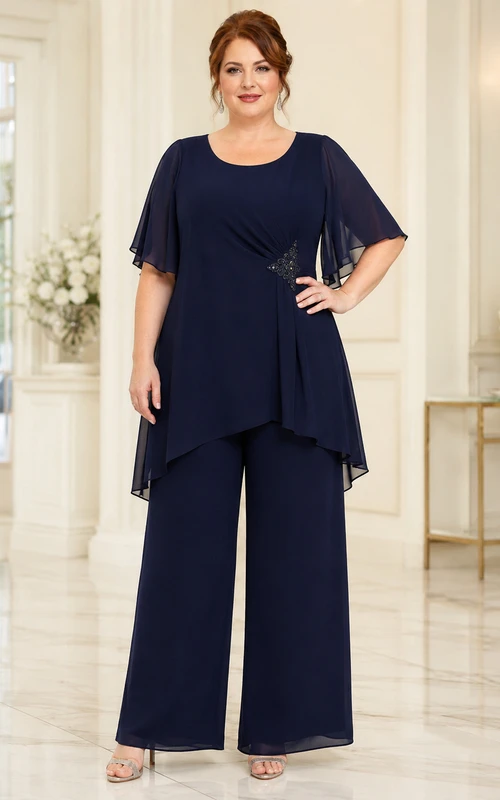 Dunkelblauer Chiffon-Hosenanzug in großen Größen mit weitem Bein, Rundhalsausschnitt, flatternden Ärmeln und asymmetrischem Schnitt – ideal für die Mutter der Braut.