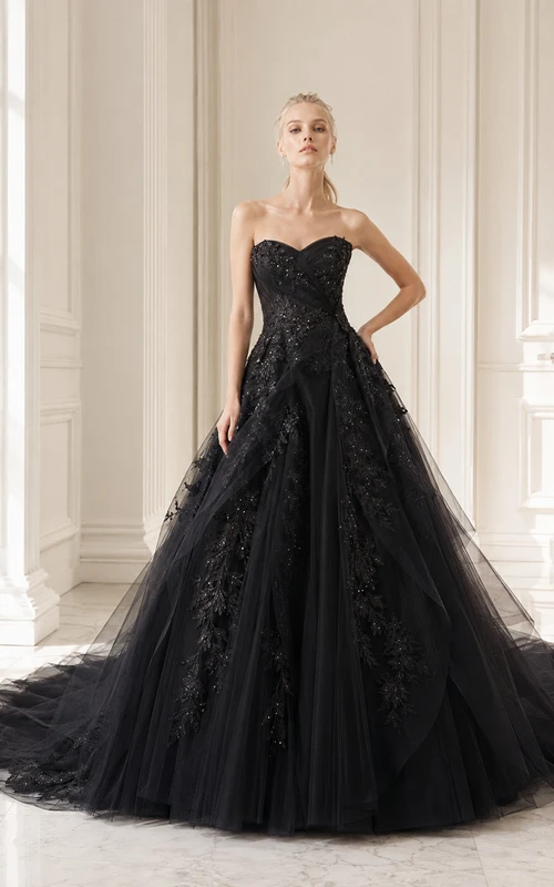 Schwarzes, trägerloses Ballkleid mit Herzausschnitt, floraler Spitze und luxuriöser Kathedralenschleppe