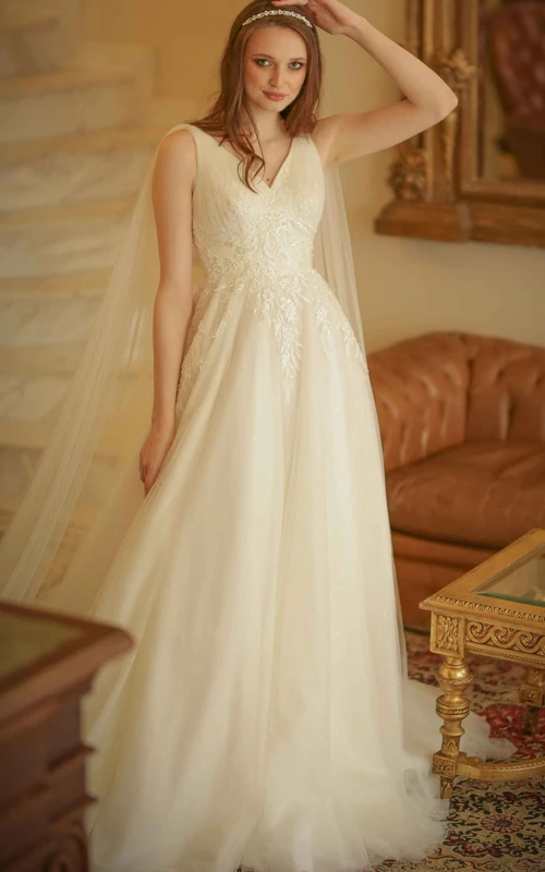 Robe de mariée bohème en dentelle brossée sans manches, coupe trapèze, lacée et ornée d'appliques