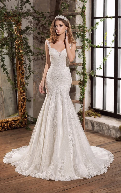 Lujoso vestido de novia largo de sirena con encaje y tul, escote en V y apliques.