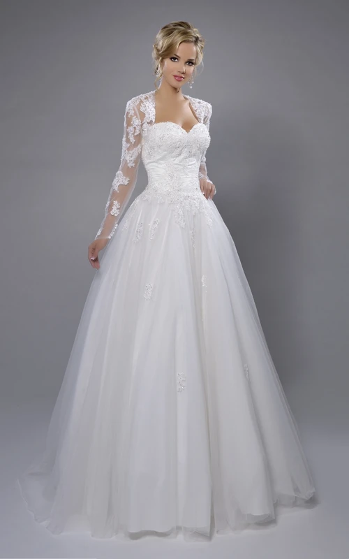 Vestido de novia de tul con escote corazón, corte en A, corpiño de encaje y manga larga.