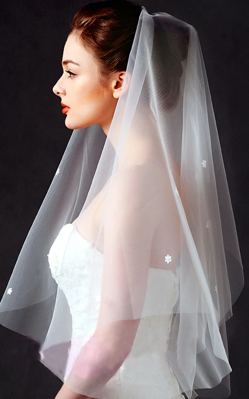 Voile de mariée simple en tulle, arrivant aux coudes, orné d'appliqués floraux