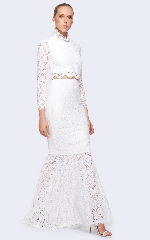 Vestido de novia de encaje de manga larga, cuello alto y corte recto hasta los tobillos