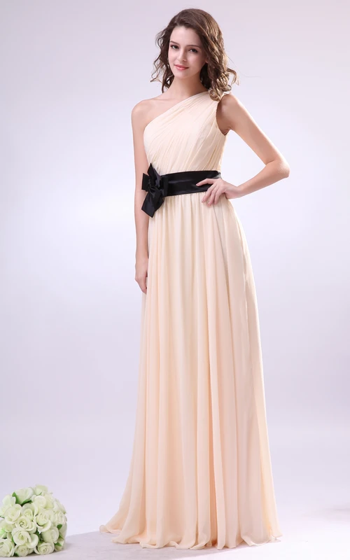 Robe longue asymétrique en mousseline, plissée et ornée de fleurs.