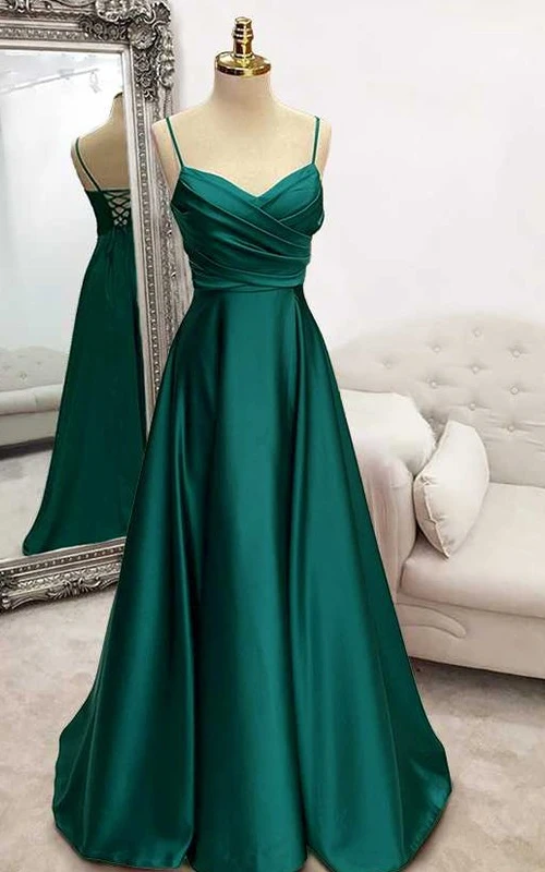 Vestido de fiesta sencillo de satén con escote imperio cruzado y tirantes finos.