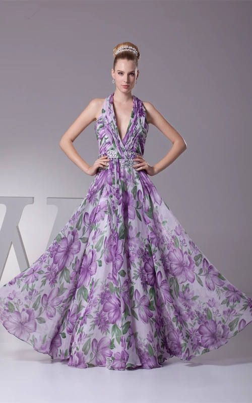 Tief ausgeschnittenes, bodenlanges, plissiertes, ärmelloses Kleid mit Schmuckbesatz an Taille und Neckholder