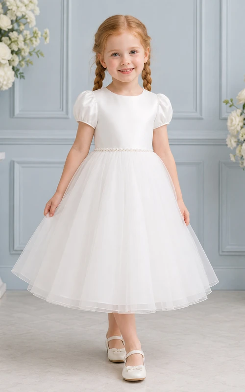 Klassisches, teelanges A-Linien-Brautkleid aus Satintüll mit Rundhalsausschnitt, Puffärmeln und Perlenverzierung für Blumenmädchen