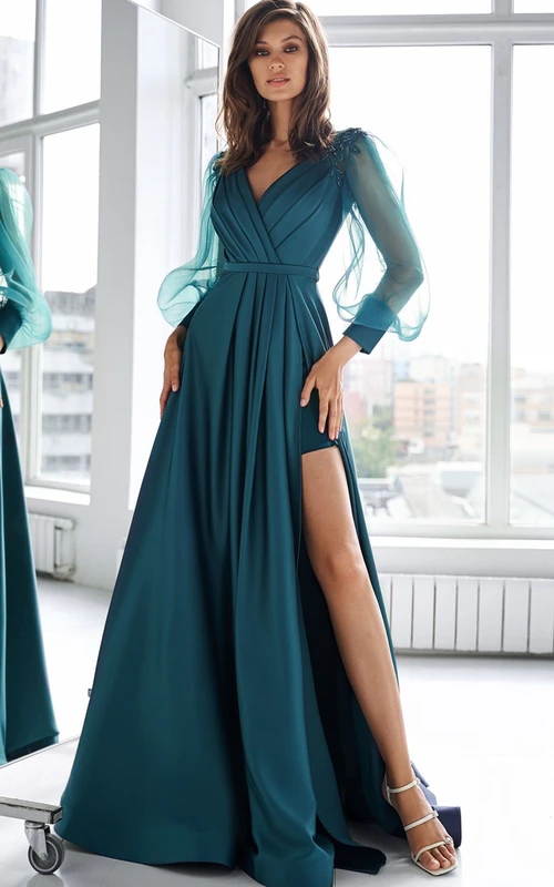 Vestido de fiesta informal de satén largo hasta el suelo con escote en V, corte en A, fruncido y abertura frontal.